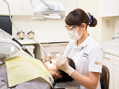 歯科衛生士による入れ歯のメンテナンス