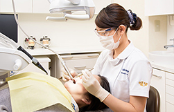 歯科衛生士による入れ歯のクリーニング